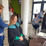 Une étudiante de l'IFPS de Pontivy se fait couper des mèches de cheveux par une coiffeuse bénévole pour faire un don de cheveux qui servira à la fabrication de prothèses capillaires pour les personnes atteintes de cancers