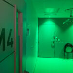 Photo de l'entrée d'un box des Urgences du Centre Hospitalier Centre Bretagne à Noyal-Pontivy, où des lumières LED vertes ont été installées pour le bien-être des patients
