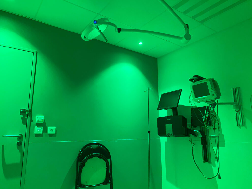Les boxes des Urgences ont été équipés de lumières LED, moins consommatrices en énergie et moins éblouissantes qu’un éclairage traditionnel. 

Au-delà de la dimension énergétique, le bien-être de nos patients est à la base de cette réflexion. L’intensité des LED peut être réglée à l’aide d’un variateur, et la lumière verte dans le box est utilisée pour soulager les douleurs des patients atteints de céphalées (maux de tête).

Ce projet amorce une dynamique. Dans les années à venir, le GHCB continuera à remplacer ses ampoules par des LED pour mener à bien ce double objectif de bien-être de ses patients et de réduction de son empreinte environnementale. 
