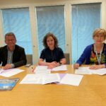 Anne-Marie Horellou, directrice par intérim du GHCB, Jean-Christophe Phelep, directeur général de Lorient, et le docteur Armelle Levron, présidente de la Commission Médicale du GHBS, signent la convention constitutive de Groupement de Coopération Sanitaire (GCS) à Lorient